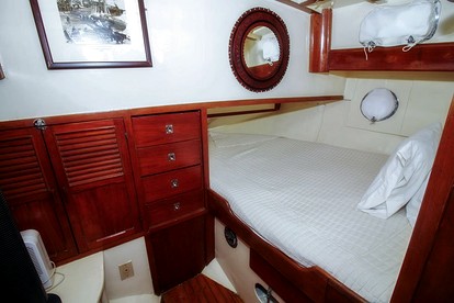 Unique Sailboat Vacation in the Constitution Marina of Boston, Massachusetts - Charlestown, Massachusetts - glamping.directory