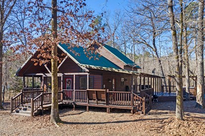 Charming Cabin with Wrap-Around Porch & Hot Tub near Beavers Bend – Hochatown, OK - glamping.directory