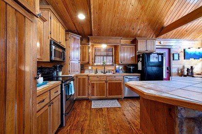 Charming Cabin with Wrap-Around Porch & Hot Tub near Beavers Bend – Hochatown, OK - Broken Bow, Oklahoma - glamping.directory