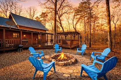 Charming Cabin with Wrap-Around Porch & Hot Tub near Beavers Bend – Hochatown, OK - Broken Bow, Oklahoma - glamping.directory