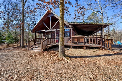 Charming Cabin with Wrap-Around Porch & Hot Tub near Beavers Bend – Hochatown, OK - Broken Bow, Oklahoma - glamping.directory