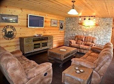 Premium Glamping Rental with Hot Tub and Games Room in Sevierville, Tennessee - Sevierville, Tennessee - glamping.directory