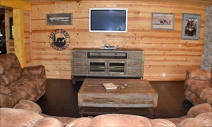 Premium Glamping Rental with Hot Tub and Games Room in Sevierville, Tennessee - Sevierville, Tennessee - glamping.directory