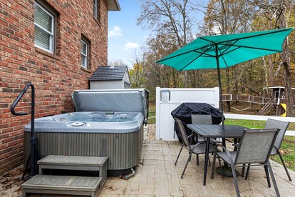 Peaceful Historic Villa with Hot Tub & Pool near Downtown Nashville, Tennessee - Goodlettsville, Tennessee - glamping.directory