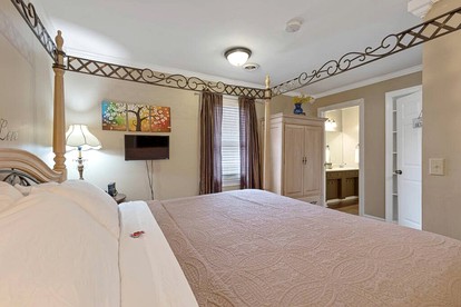 Peaceful Historic Villa with Hot Tub & Pool near Downtown Nashville, Tennessee - Goodlettsville, Tennessee - glamping.directory