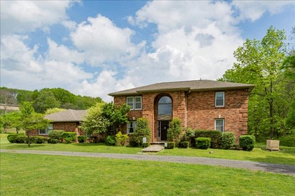 Peaceful Historic Villa with Hot Tub & Pool near Downtown Nashville, Tennessee - Goodlettsville, Tennessee - glamping.directory