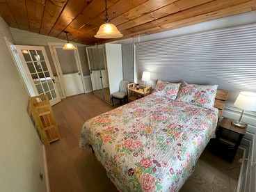 Amazing Cottage with Lake Views and Fireplace in Meredith, New Hampshire - Meredith, New Hampshire - glamping.directory