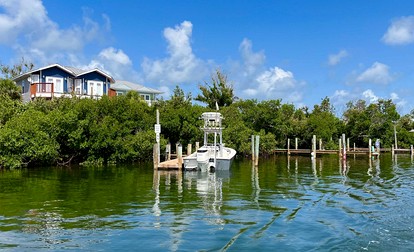 Idyllic Bayfront Cottage with River Views and Private Beach Access in Florida’s Coastal Paradise - glamping.directory