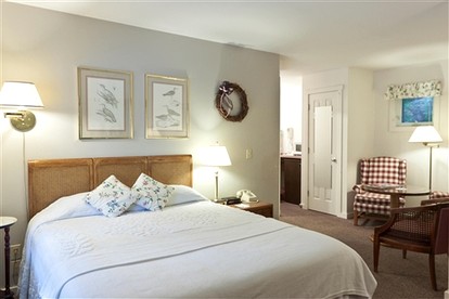 Beautifully Bed and Breakfast Accommodation for a Couples' Getaway to Penobscot Bay - Lincolnville, Maine - glamping.directory