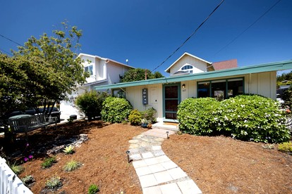 Private Cottage Along the Northern California Coast in El Granada, Perfect for an Oceanfront Escape - glamping.directory