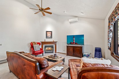 Cozy Spacious Cabin with Pool Table for an Unforgettable Family Escape in Flagstaff, Arizona - Flagstaff, Arizona - glamping.directory