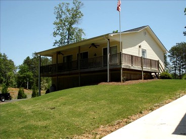 Lakefront Cottage Getaway on Lake Hartwell in Westminster, South Carolina - glamping.directory