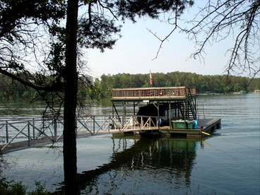 Lakefront Cottage Getaway on Lake Hartwell in Westminster, South Carolina - Westminster, South Carolina - glamping.directory