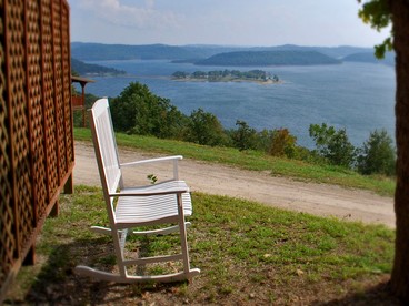 Beautiful Family Cabin for a Mountain Getaway near Eureka Springs, Arkansas - Eureka Springs, Arkansas - glamping.directory