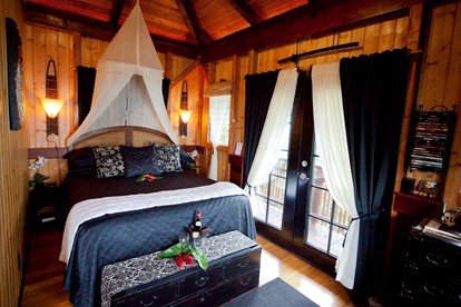 Romantic Oceanfront Accommodation with a Hot Tub in Pahoa, Hawaii - Pahoa, Hawaii - glamping.directory