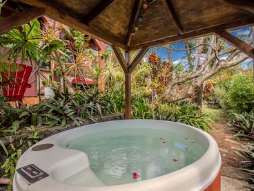 Romantic Oceanfront Accommodation with a Hot Tub in Pahoa, Hawaii - Pahoa, Hawaii - glamping.directory