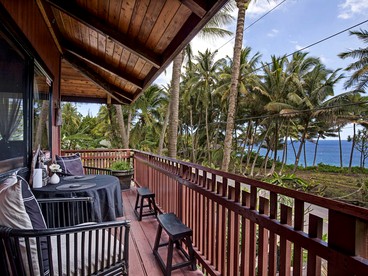 Romantic Oceanfront Accommodation with a Hot Tub in Pahoa, Hawaii - Pahoa, Hawaii - glamping.directory