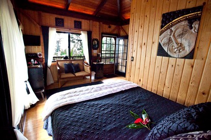 Romantic Oceanfront Accommodation with a Hot Tub in Pahoa, Hawaii - Pahoa, Hawaii - glamping.directory