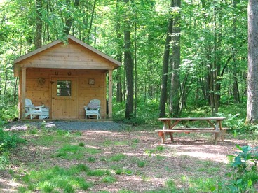 Cheerful Wooden Cabin for a Romantic Getaway near Oakland, Maryland - Oakland, Maryland - glamping.directory