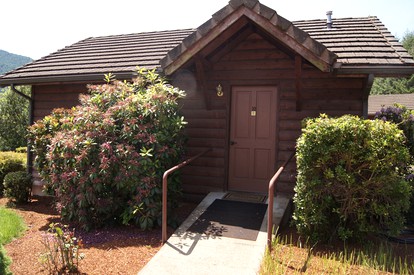 Secluded Cabin Ideal for a Romantic Getaway in the Umpqua River Valley of Oregon - Elkton, Oregon - glamping.directory