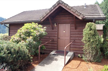 Secluded Cabin Ideal for a Romantic Getaway in the Umpqua River Valley of Oregon - Elkton, Oregon - glamping.directory