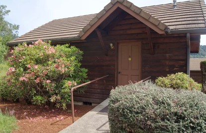 Secluded Cabin Ideal for a Romantic Getaway in the Umpqua River Valley of Oregon - Elkton, Oregon - glamping.directory