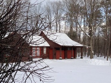 Romantic Year-Round Cabin Getaway with Free Wi-Fi in Saugerties, New York - Saugerties, New York - glamping.directory