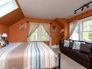 Deluxe Cottage Rental on a 100-Acre Farm on the Shenandoah River, Virginia - Front Royal, Virginia - glamping.directory