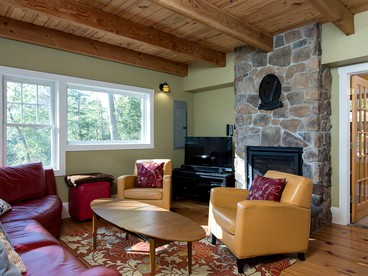 Deluxe Cottage Rental on a 100-Acre Farm on the Shenandoah River, Virginia - Front Royal, Virginia - glamping.directory