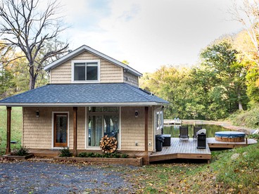 Deluxe Cottage Rental on a 100-Acre Farm on the Shenandoah River, Virginia - Front Royal, Virginia - glamping.directory