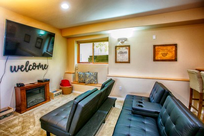 Idyllic Getaway Cabin for Families with Home Theater, Ping Pong, and Video Games in Nederland, Colorado - Nederland, Colorado - glamping.directory