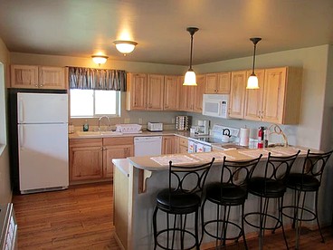 Magnificent Log Cabin with Mountain Views near Yellowstone National Park, Montana - Cameron, Montana - glamping.directory