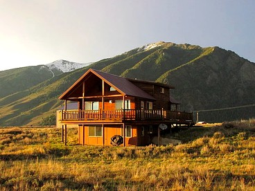 Magnificent Log Cabin with Mountain Views near Yellowstone National Park, Montana - glamping.directory