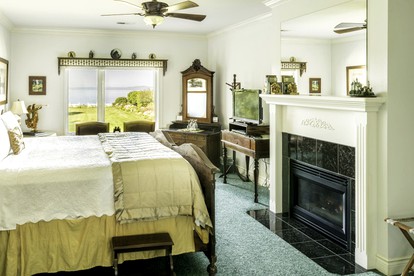 Regal King-Size Suite in a Welcoming Bed and Breakfast near Sequim, Washington - Port Angeles, Washington - glamping.directory