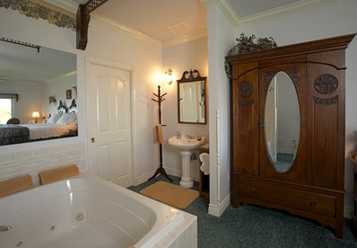 Regal King-Size Suite in a Welcoming Bed and Breakfast near Sequim, Washington - Port Angeles, Washington - glamping.directory