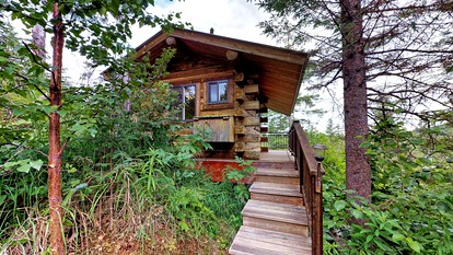 Cozy Cabin Rental with Mountain and Ocean Views in Kenai Peninsula Borough, Alaska - Halibut Cove, Alaska - glamping.directory