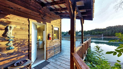 Cozy Cabin Rental with Mountain and Ocean Views in Kenai Peninsula Borough, Alaska - Halibut Cove, Alaska - glamping.directory