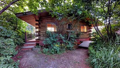 Cozy Cabin Rental with Mountain and Ocean Views in Kenai Peninsula Borough, Alaska - Halibut Cove, Alaska - glamping.directory