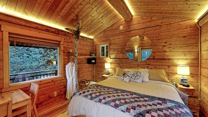 Cozy Cabin Rental with Mountain and Ocean Views in Kenai Peninsula Borough, Alaska - glamping.directory