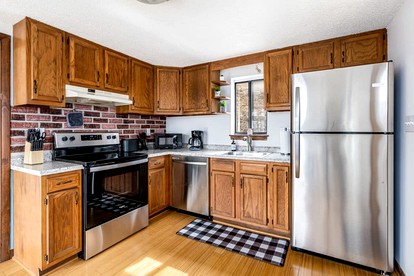 Mountainside Chalet-Cabin with Hot Tub, Large Deck, Fire Pit and Grill - Everything You Need for Your Gerrardstown, WV Getaway - Gerrardstown, West Virginia - glamping.directory