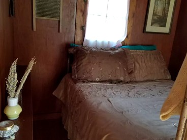Quaint Cabin Rental with Amazing Mountain Views for a Romantic Couples Getaway in Lava Hot Springs, Idaho - Lava Hot Springs, Idaho - glamping.directory