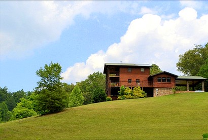 Impressive Cabin with Fireplace, Hot-tub and Stunning Forest Views in Sevierville, Tennessee - glamping.directory