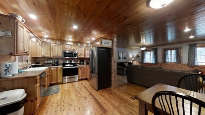 Impressive Cabin with Fireplace, Hot-tub and Stunning Forest Views in Sevierville, Tennessee - Sevierville, Tennessee - glamping.directory
