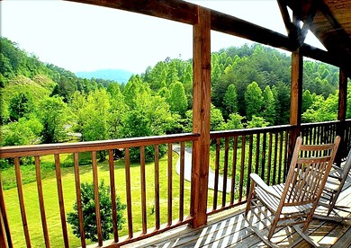 Impressive Cabin with Fireplace, Hot-tub and Stunning Forest Views in Sevierville, Tennessee - Sevierville, Tennessee - glamping.directory
