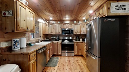 Impressive Cabin with Fireplace, Hot-tub and Stunning Forest Views in Sevierville, Tennessee - Sevierville, Tennessee - glamping.directory
