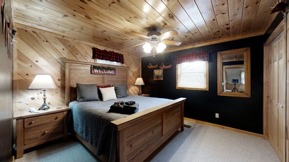 Impressive Cabin with Fireplace, Hot-tub and Stunning Forest Views in Sevierville, Tennessee - Sevierville, Tennessee - glamping.directory