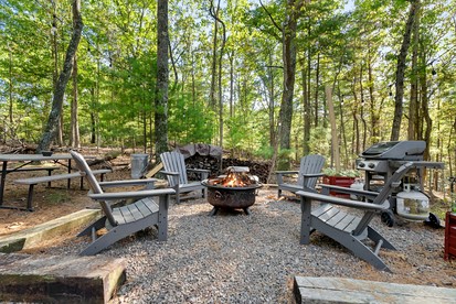 Cozy Modern Cabin with Fire Pit & Trail Access near Berkeley Springs, West Virginia - Hedgesville, West Virginia - glamping.directory