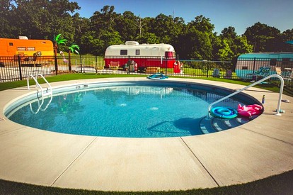 Vintage Getaway Rental with a Shared Pool near Fayetteville and Lake Wedington, Arkansas - Prairie Grove, Arkansas - glamping.directory
