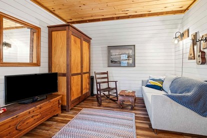 Cozy Mountain Cabin Retreat with Private Forest & Kayaks Near Blue Ridge Parkway, Virginia - Fort Monroe, Virginia - glamping.directory