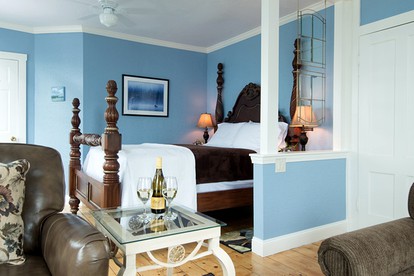 Getaway Rental with Stunning Views in Lakes Region, New Hampshire - Sanbornton, New Hampshire - glamping.directory